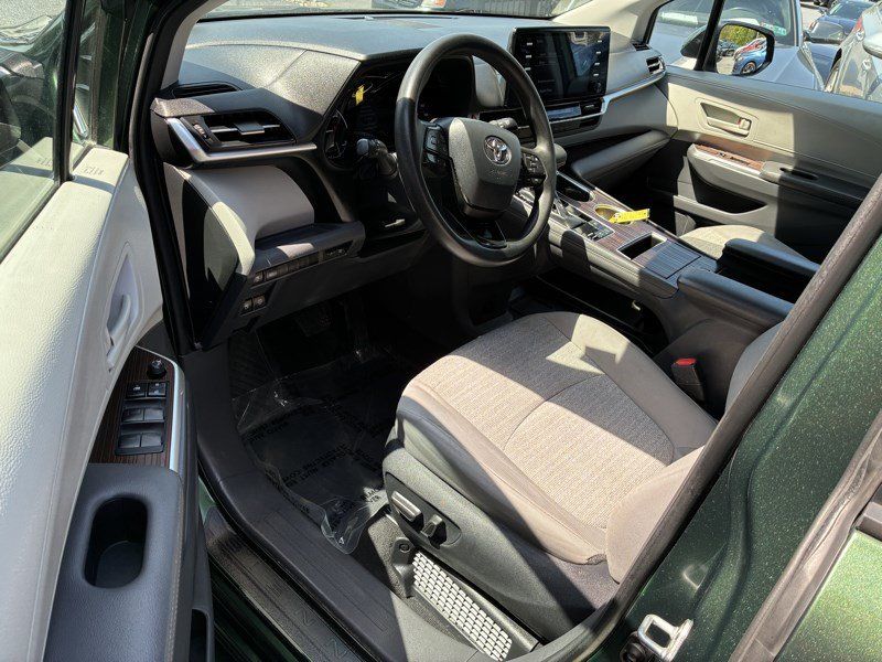 Used 2023 Toyota Sienna LE AWD/4WD image 7