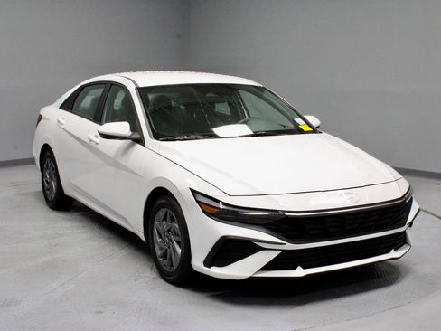 Used 2024 Hyundai Elantra SEL FWD image 1