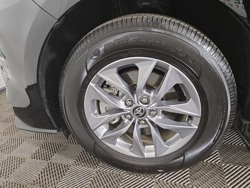 Used 2025 Toyota Sienna LE w/ LE Plus Package FWD image 33