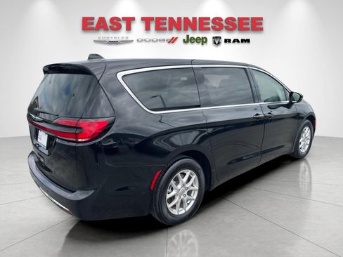 Used 2024 Chrysler Pacifica Touring-L FWD image 3