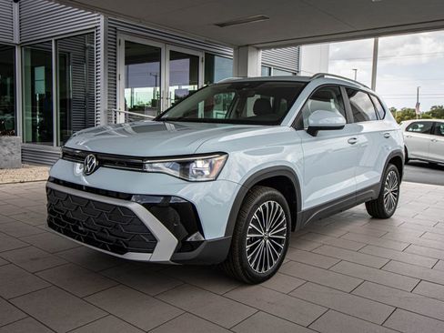 Certified 2025 Volkswagen Taos SE image 9