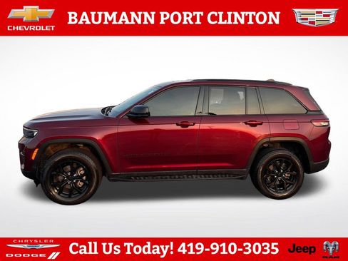 Used 2024 Jeep Grand Cherokee Altitude AWD/4WD image 3