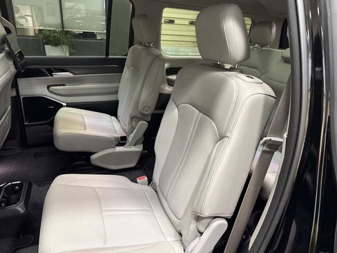 Used 2024 Jeep Wagoneer Series III w/ Premium Group I image 14