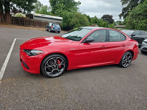 Used 2024 Alfa Romeo Giulia Veloce AWD/4WD image 3