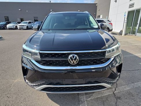 Used 2022 Volkswagen Taos SE FWD image 4