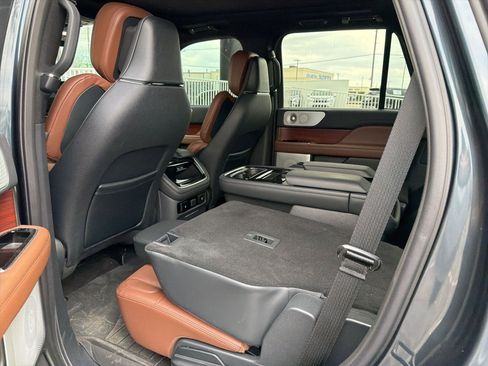 Used 2024 Lincoln Navigator Reserve image 11