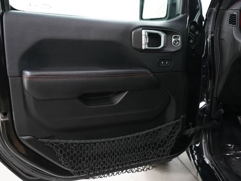 Used 2018 Jeep Wrangler Unlimited Rubicon w/ Dual Top Group AWD/4WD image 18