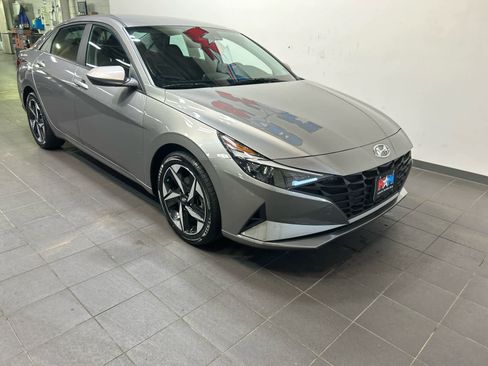 Used 2023 Hyundai Elantra SEL w/ Convenience Package FWD image 2