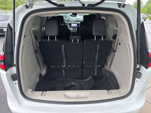 Used 2023 Chrysler Pacifica Touring-L FWD image 13