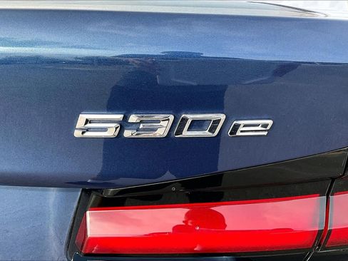 Used 2023 BMW 530e w/ Executive Package image 9