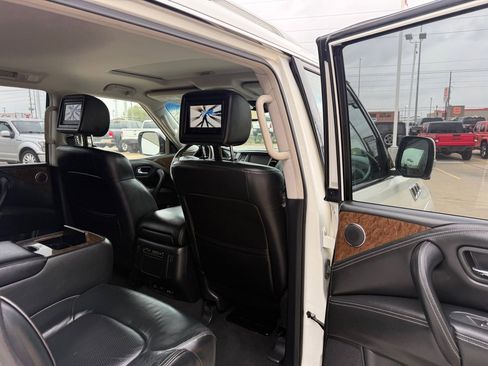 Used 2016 INFINITI QX80 4WD w/ Driver's Assistance Package image 10