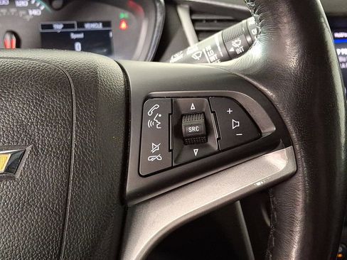 Used 2022 Chevrolet Trax LT w/ LT Convenience Package image 21