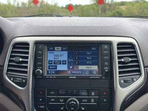 Used 2011 Jeep Grand Cherokee Laredo AWD/4WD image 23