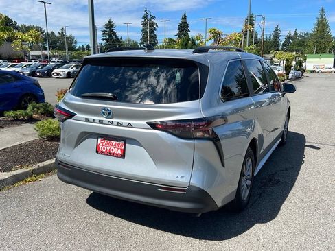 Used 2025 Toyota Sienna LE AWD/4WD image 7