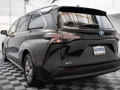 Used 2025 Toyota Sienna XLE FWD image 5