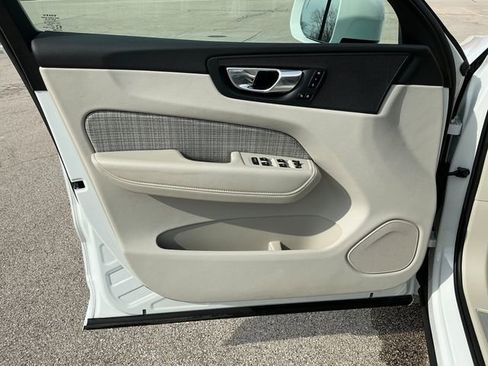 Used 2022 Volvo XC60 B5 Momentum image 7