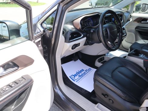 Used 2018 Chrysler Pacifica Touring-L Plus FWD image 3