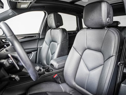 Certified 2024 Porsche Macan AWD/4WD image 5