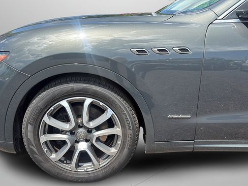 Used 2018 Maserati Levante GranLusso AWD/4WD image 27