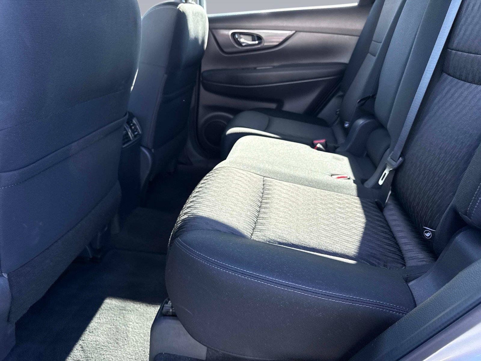 Used 2017 Nissan Rogue SV FWD image 13