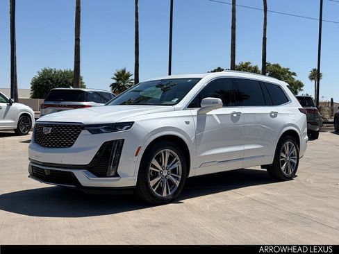 Used 2023 Cadillac XT6 Premium Luxury w/ Technology Package FWD image 2