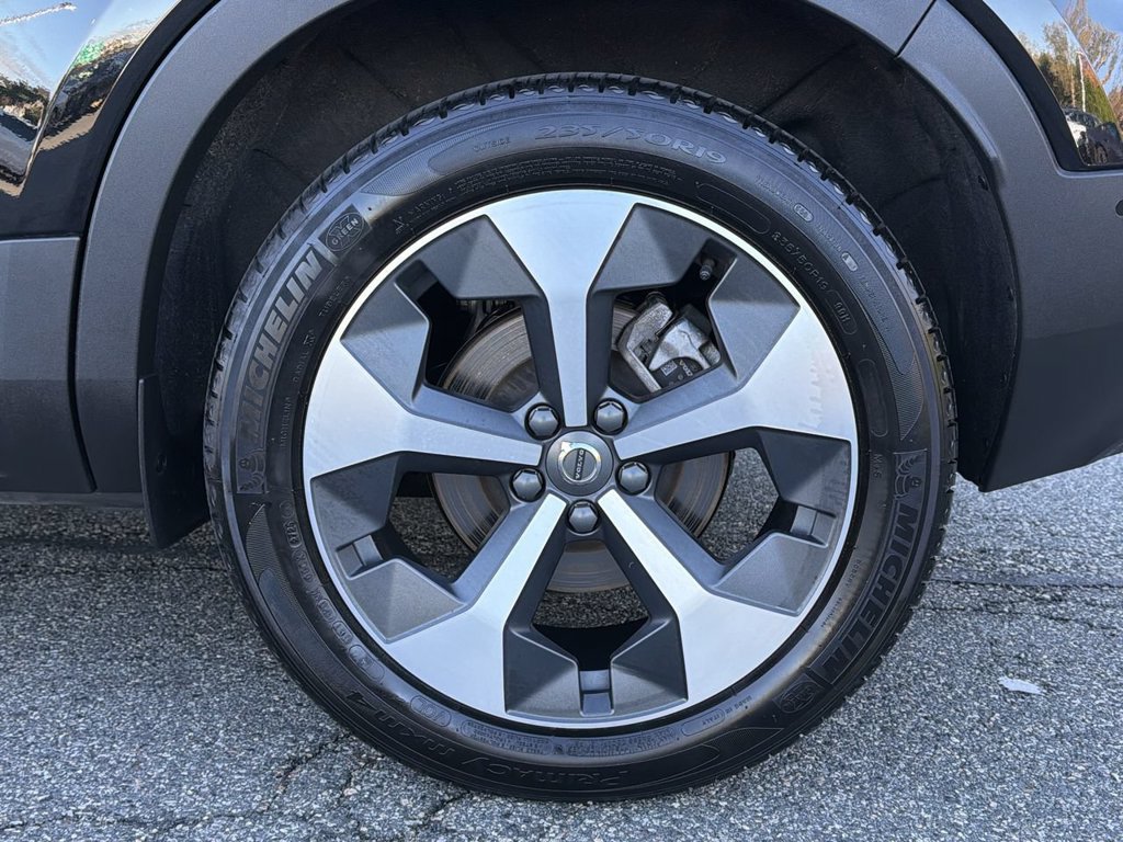 Certified 2025 Volvo XC40 B5 Plus AWD/4WD image 11
