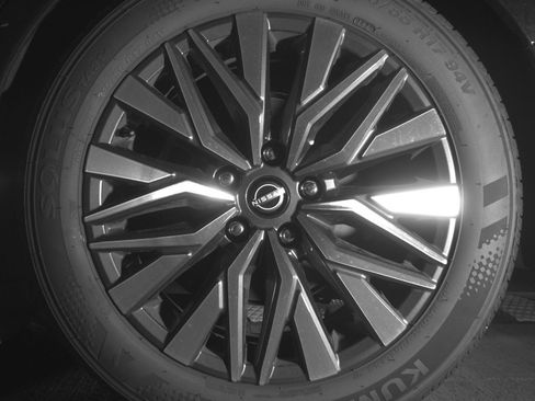 Used 2025 Nissan Altima 2.5 SV FWD image 14