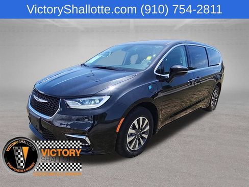 Certified 2024 Chrysler Pacifica Limited FWD image 17
