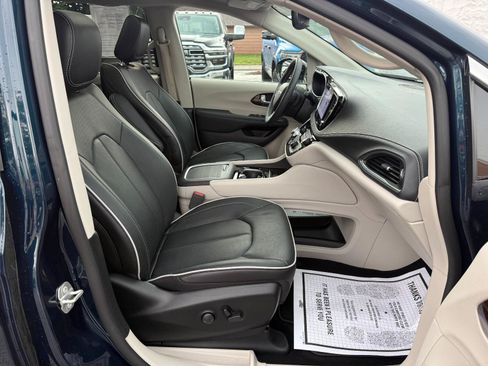 Used 2024 Chrysler Pacifica Limited FWD image 18