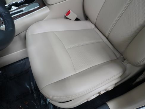 Used 2017 Nissan Pathfinder Platinum image 11