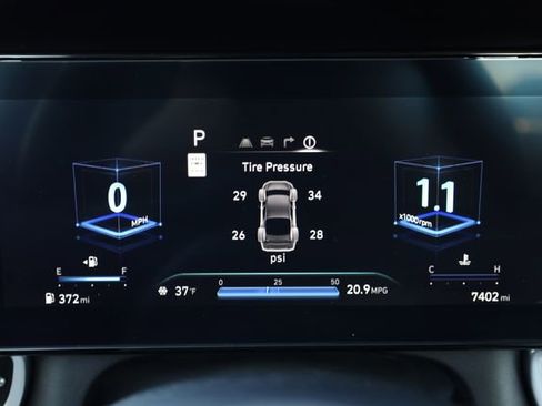 Used 2025 Hyundai Elantra Limited w/ Cargo Package image 16