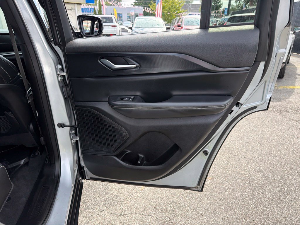 Used 2024 Jeep Grand Cherokee Altitude RWD image 15