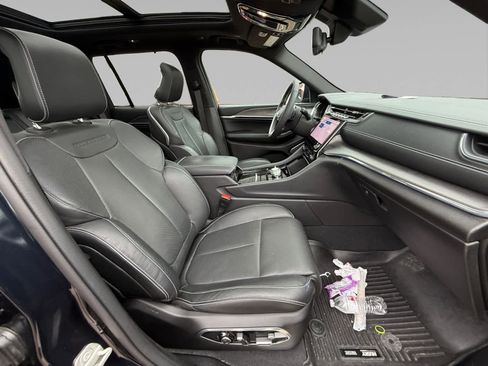 Used 2023 Jeep Grand Cherokee Overland w/ Luxury Tech Group IV image 15