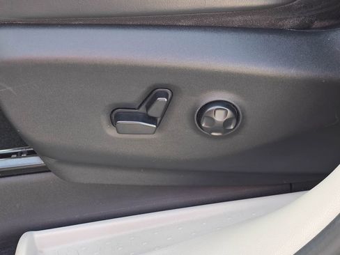 Used 2023 Chrysler Pacifica Touring-L FWD image 11
