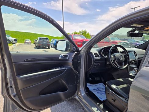 Used 2020 Jeep Grand Cherokee Altitude AWD/4WD image 11