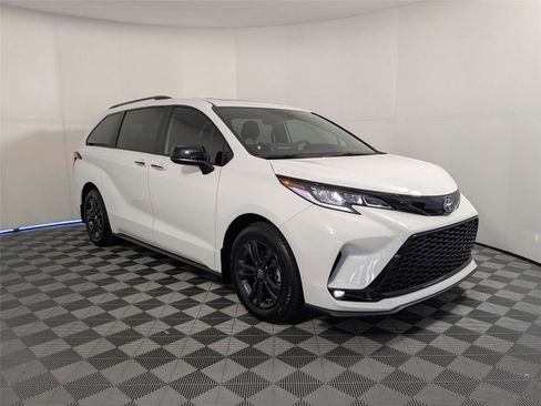 Used 2025 Toyota Sienna XSE image 3