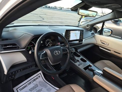Used 2021 Toyota Sienna Limited image 9