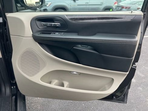 Used 2016 Chrysler Town & Country Touring w/ Driver Convenience Group image 27