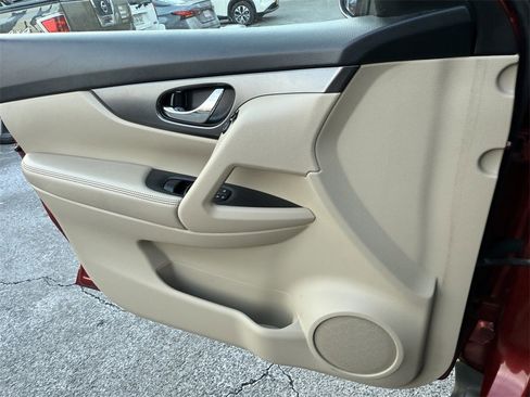 Used 2015 Nissan Rogue S image 21