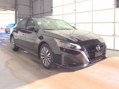 Used 2023 Nissan Altima 2.5 SV image 2