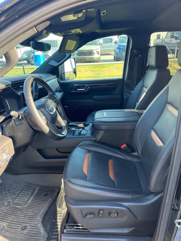 Used 2024 GMC Sierra 2500 AT4 w/ AT4 Premium Plus Package AWD/4WD image 4