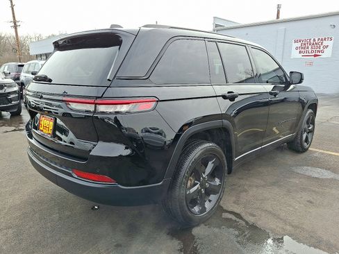 Used 2023 Jeep Grand Cherokee Altitude image 6