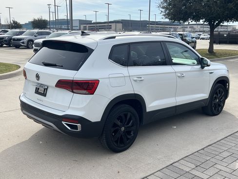 Certified 2024 Volkswagen Taos SE w/ Panoramic Sunroof Package image 10