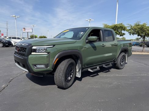 Used 2025 Nissan Frontier PRO-4X AWD/4WD image 3