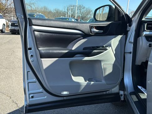 Used 2018 Toyota Highlander XLE image 11