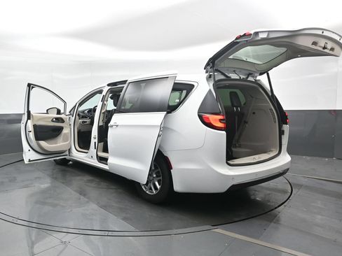 Used 2023 Chrysler Pacifica Touring-L FWD image 50