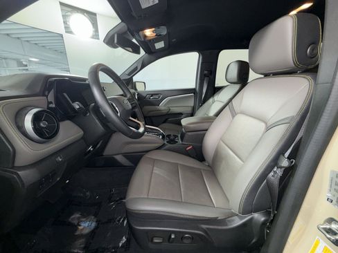 Used 2023 Chevrolet Colorado ZR2 w/ ZR2 Convenience Package III AWD/4WD image 13