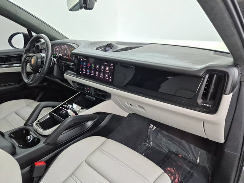 Used 2025 Porsche Cayenne GTS AWD/4WD image 26
