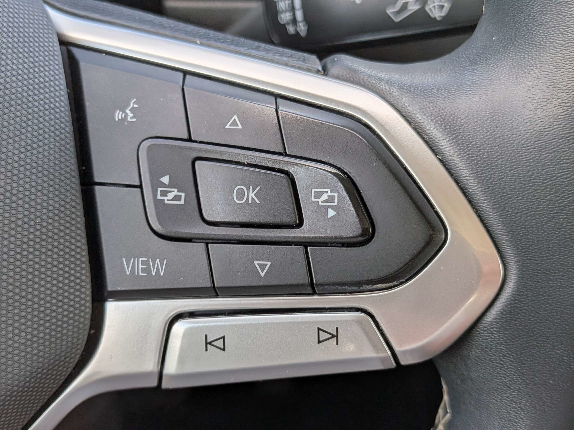 Used 2022 Volkswagen Tiguan SE FWD image 27
