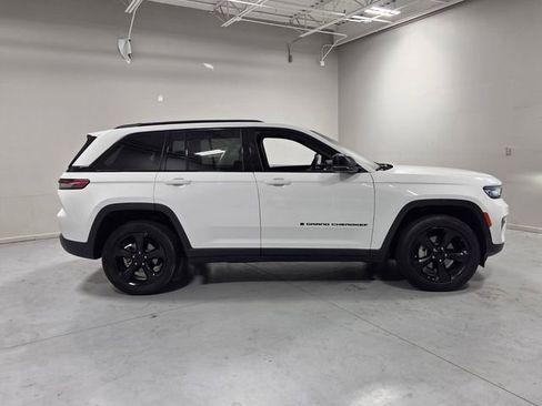 Used 2023 Jeep Grand Cherokee Altitude AWD/4WD image 14